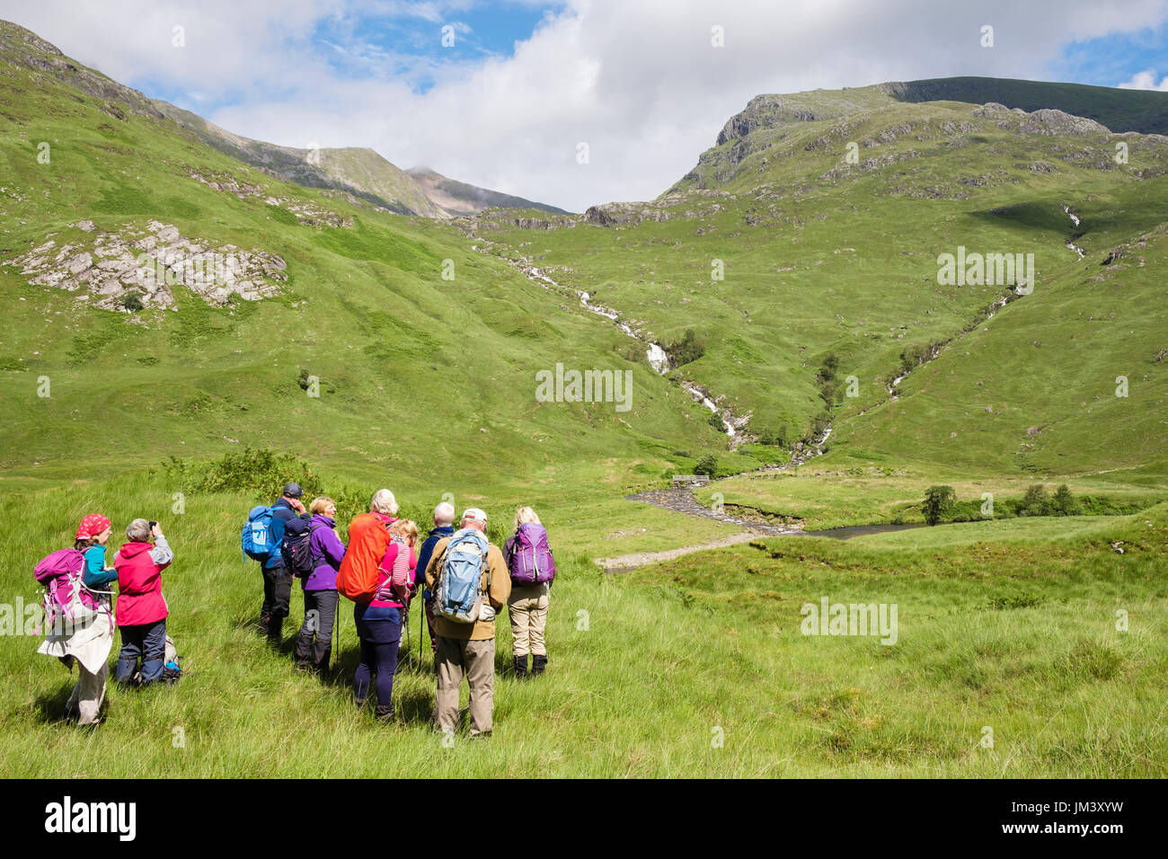 Wanderer, die betrachten, Aonach Beag aus Glen Nevis-Tal in der Nähe von Fort William, Lochabar, Inverness-Shire, Highland, Schottland, UK, Großbritannien Stockfoto