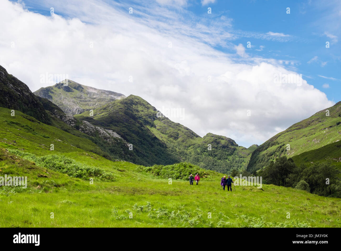 Glen Nevis Tal mit Wanderer Wandern unter The Ring Steall Bergen mit Sgurr Mhaim Berggipfel in der Mamores sichtbar. Highlands Schottland, Vereinigtes Königreich Stockfoto