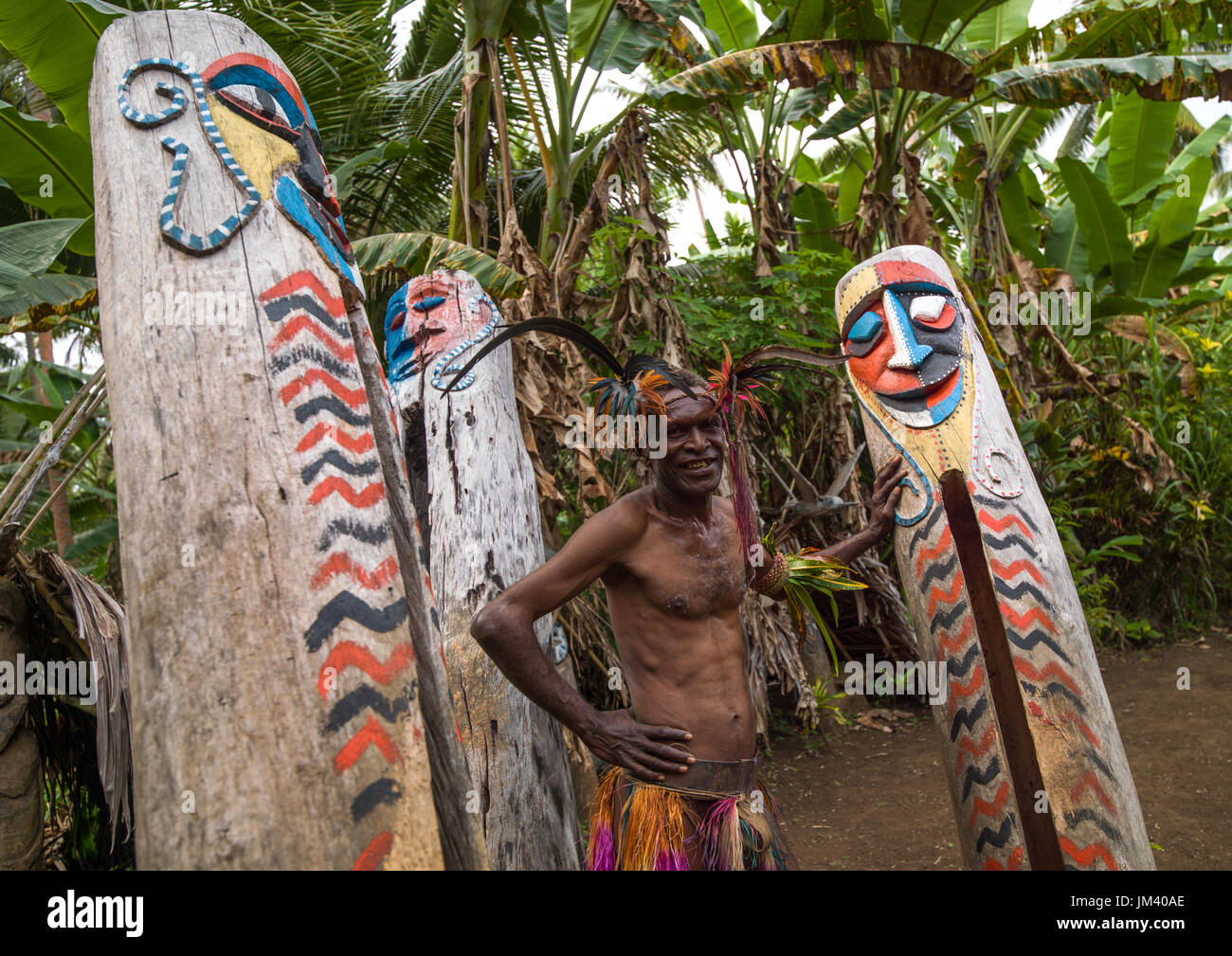 Kleine Nambas Stammesangehörige vor den Schlitz Trommeln, gong Malekula Insel, Gortiengser, Vanuatu Stockfoto