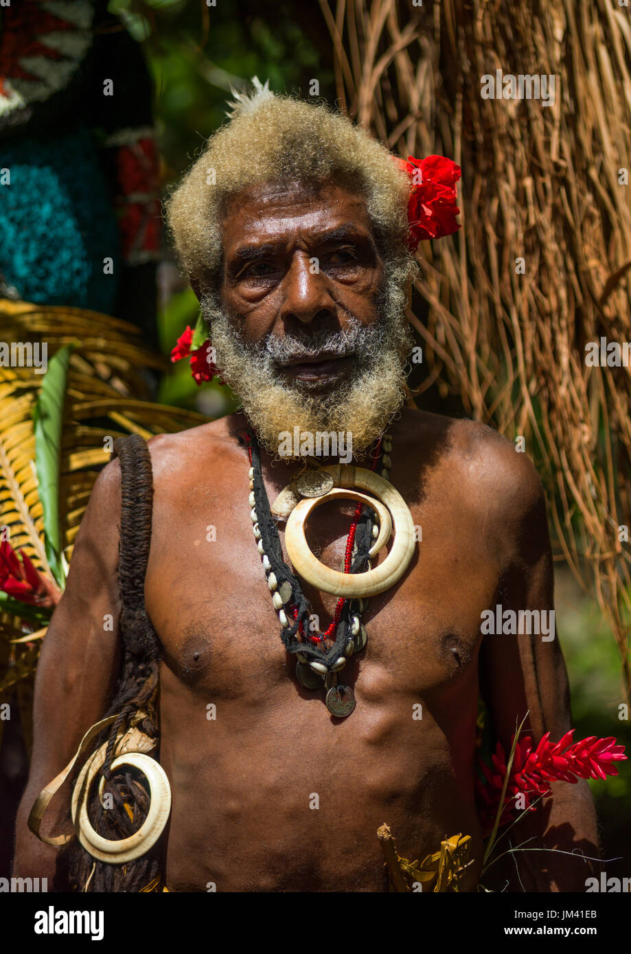 Porträt von Häuptling Etul vor einem riesigen Schlitz im Kommandobereich/Rom Tanz drum, Insel Ambrym, Fanla, Vanuatu Stockfoto
