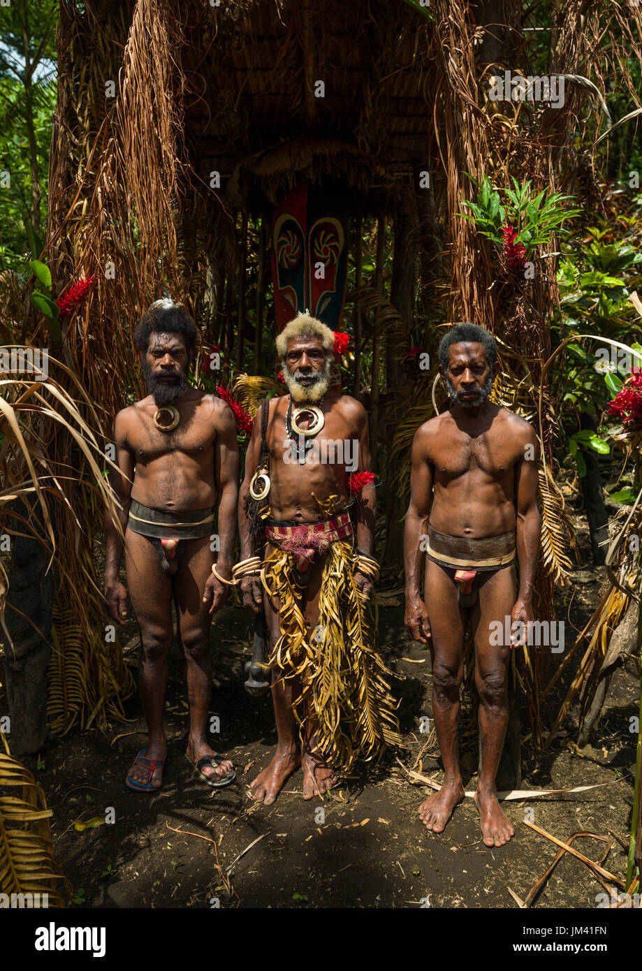 Porträt von Häuptling Etul und seine Söhne vor Nakamal, Insel Ambrym, Fanla, Vanuatu Stockfoto