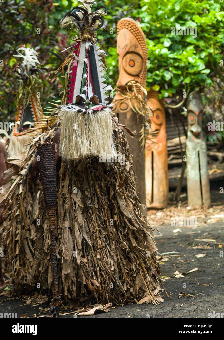 Rom Tanz Masken und Riesen Schlitz Trommeln während einer Zeremonie, Insel Ambrym, Fanla, Vanuatu Stockfoto