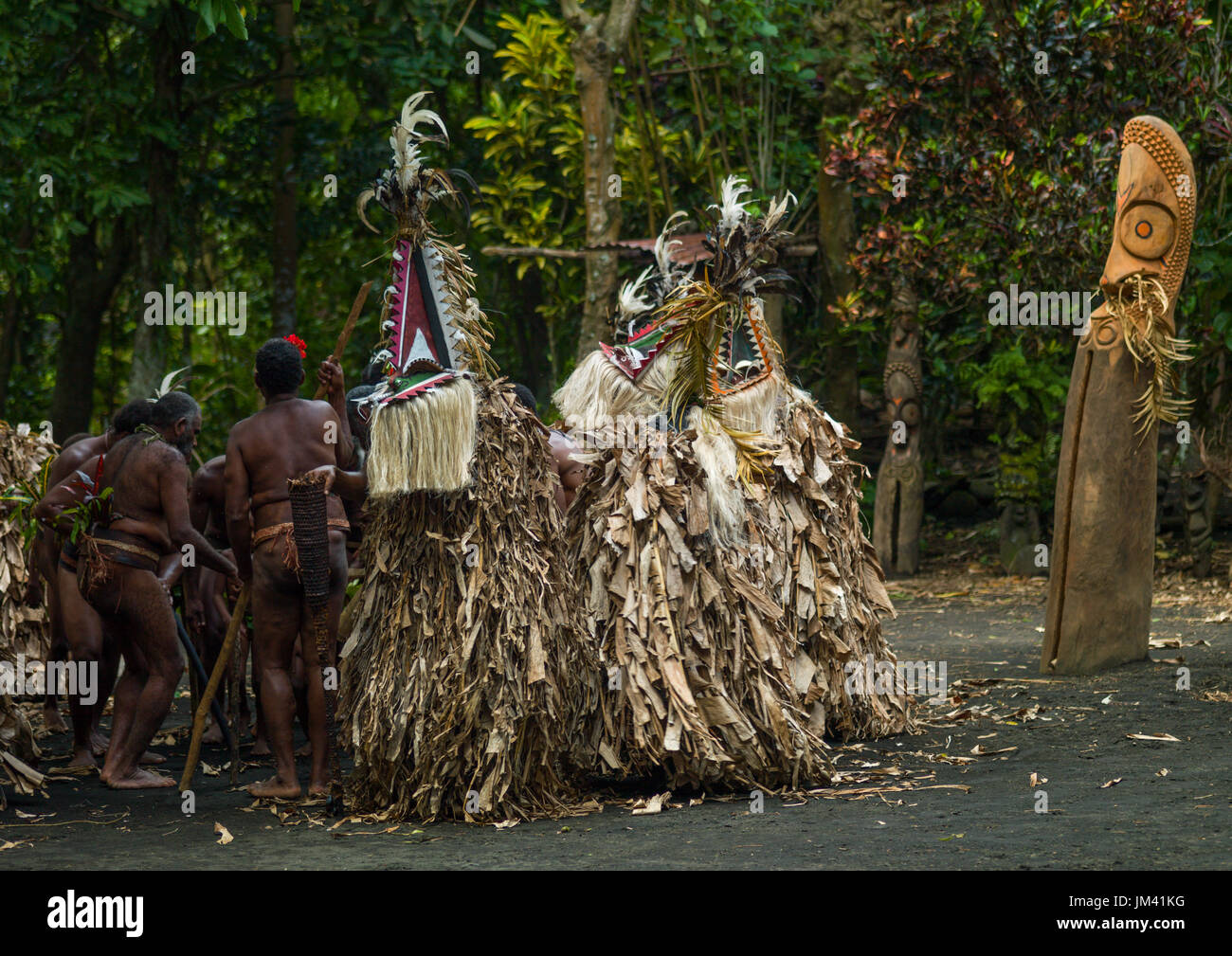 Rom Tanz Masken und Riesen Schlitz Trommeln während einer Zeremonie, Insel Ambrym, Fanla, Vanuatu Stockfoto