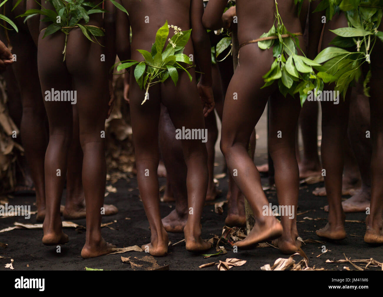 Kinder Jungen tanzen bei einem Rom tanzen, Insel Ambrym, Fanla, Vanuatu Stockfoto