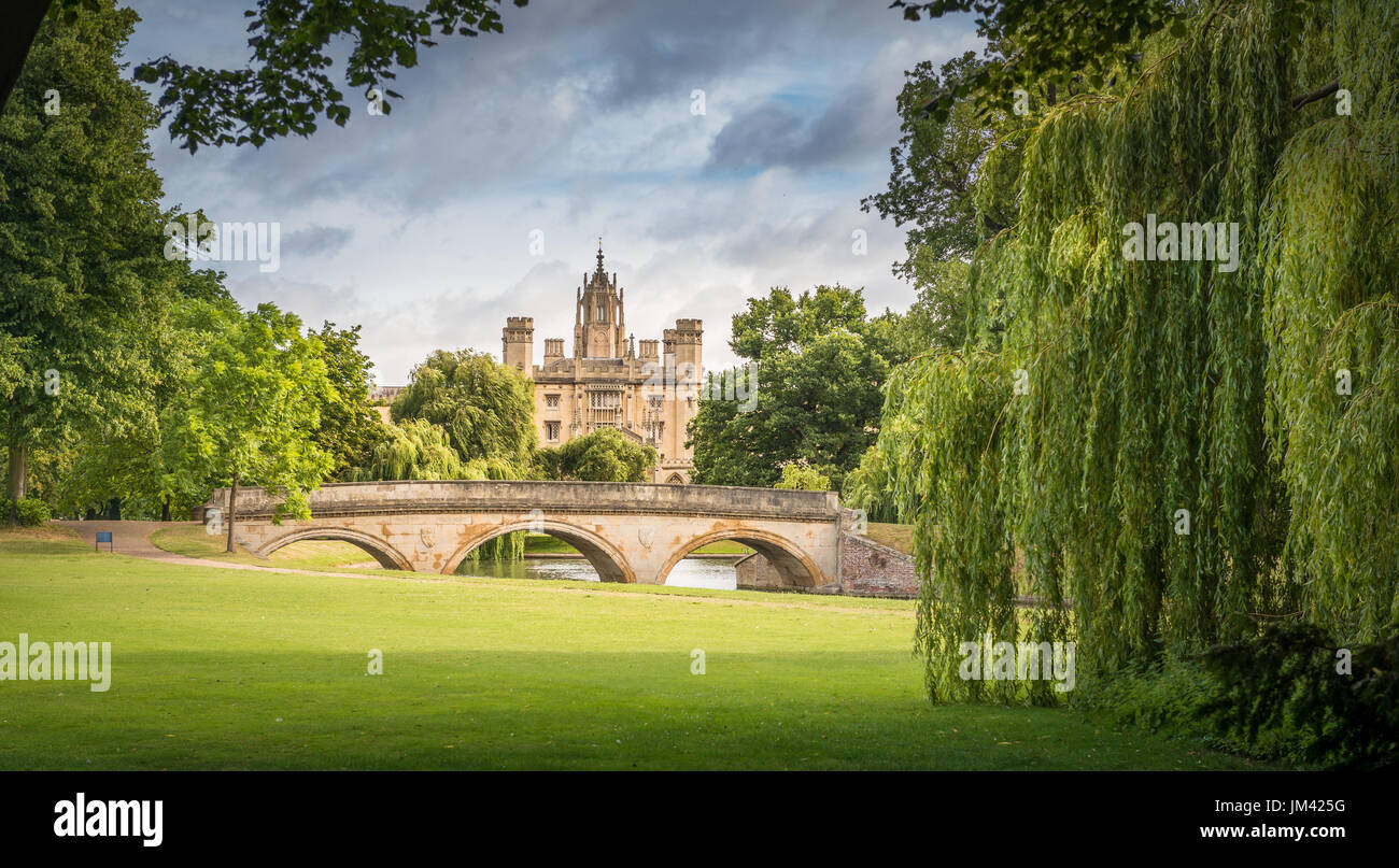 Eine Landschaft-Blick über den Fluss Cam mit Blick auf den historischen Gebäuden der Universität, Cambridge, Cambridgeshire, Großbritannien Stockfoto