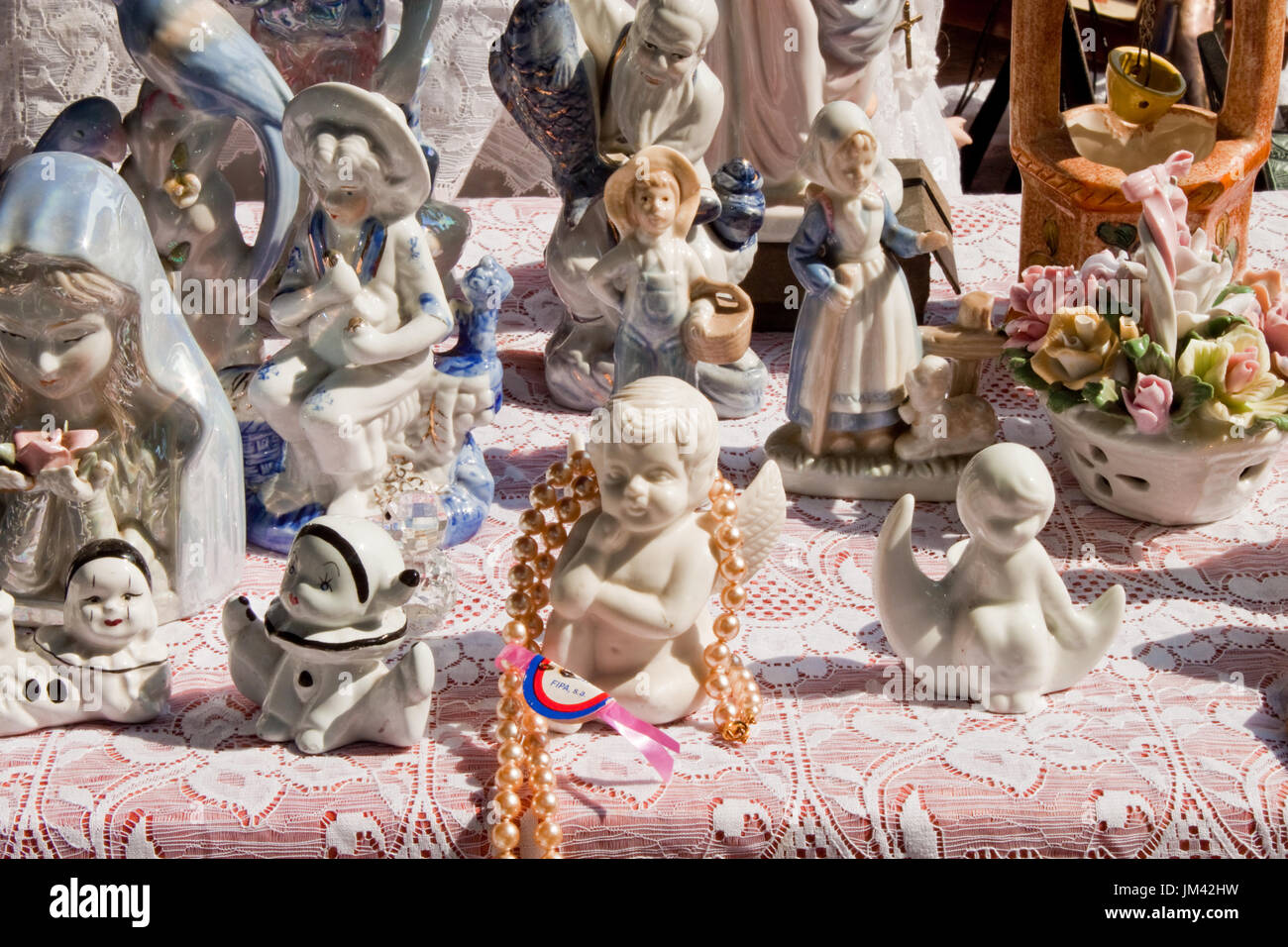 Barcelona, Spanien - 26. September 2014: Vintage Porzellanfiguren zum Verkauf auf einem Flohmarkt. Stockfoto