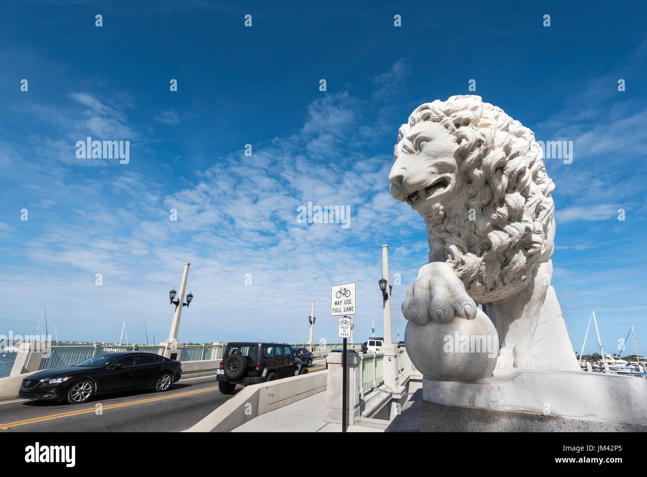 Löwenstatue am Anfang der Brücke der Löwen im historischen St. Augustine, Florida. Stockfoto