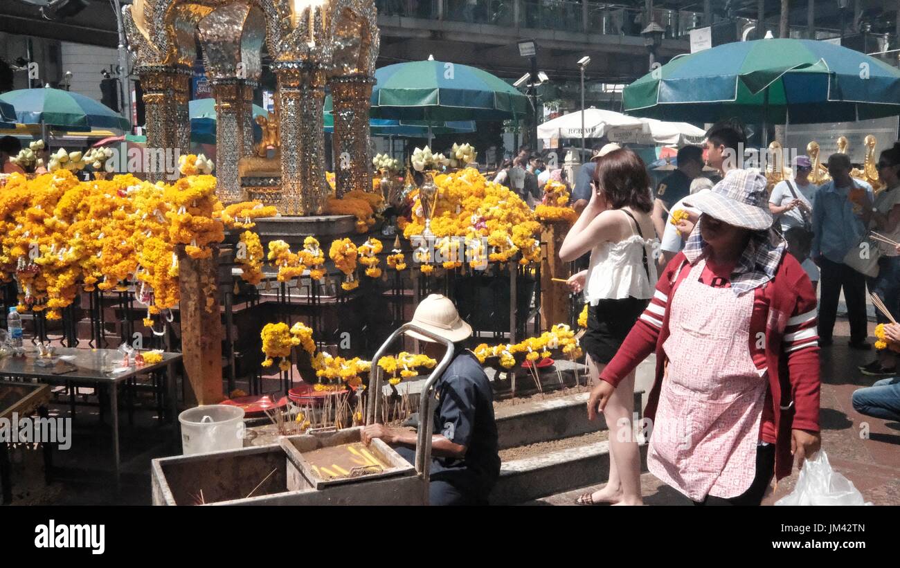 Das Erawan-Schrein Touristenattraktion Bangkok Thailand ist der Mittelpunkt der Stadt Stockfoto