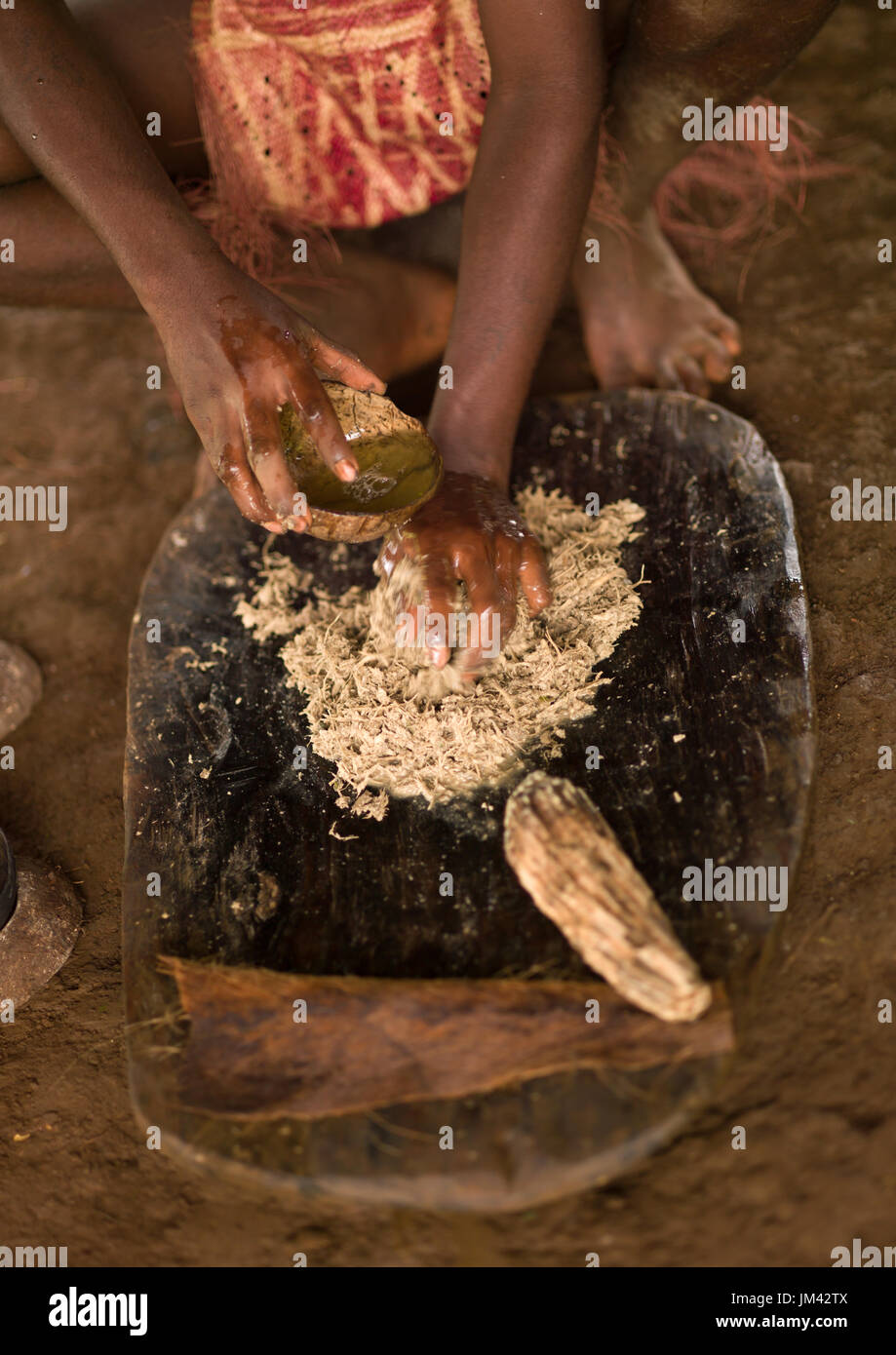 Frau, vorbereiten und quetschen Kava trinken in einer traditionellen Zeremonie, Provinz Sanma, Espiritu Santo, Vanuatu Stockfoto