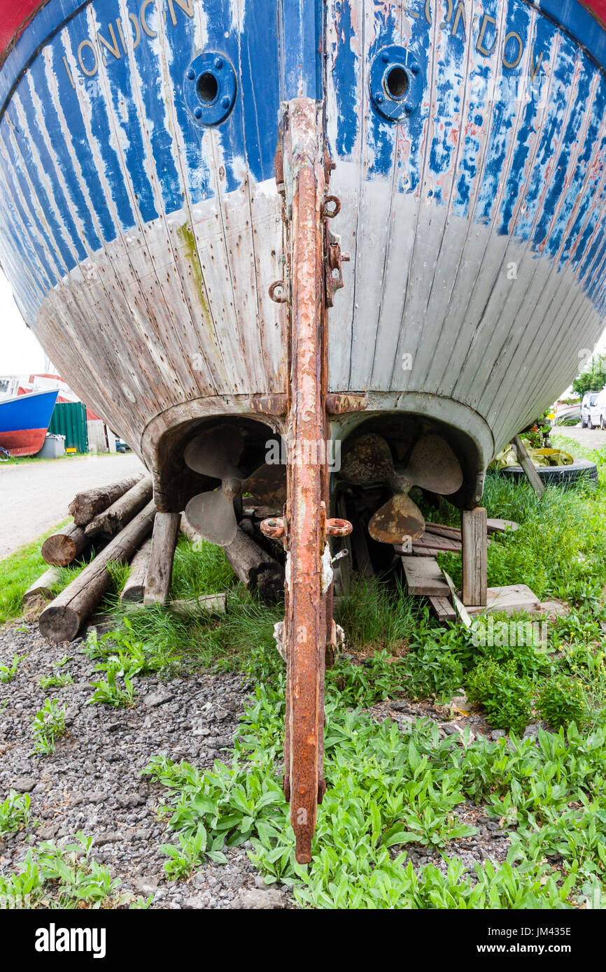 Ruder und Stern stillgelegter Trocken angedockt ehemaligen Rettungsboot. Ruder verrostet, und die blaue Lackierung am Rumpf sehr gut überstanden. Stockfoto