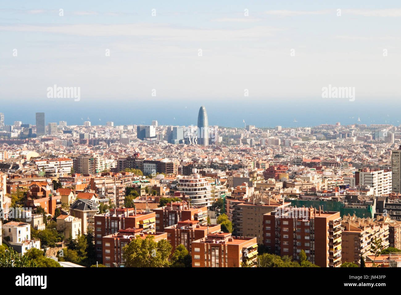 Blick auf Barcelona von einem Hügel im Park Güell. Agbar-Turm in der Mitte zu sehen. Stockfoto