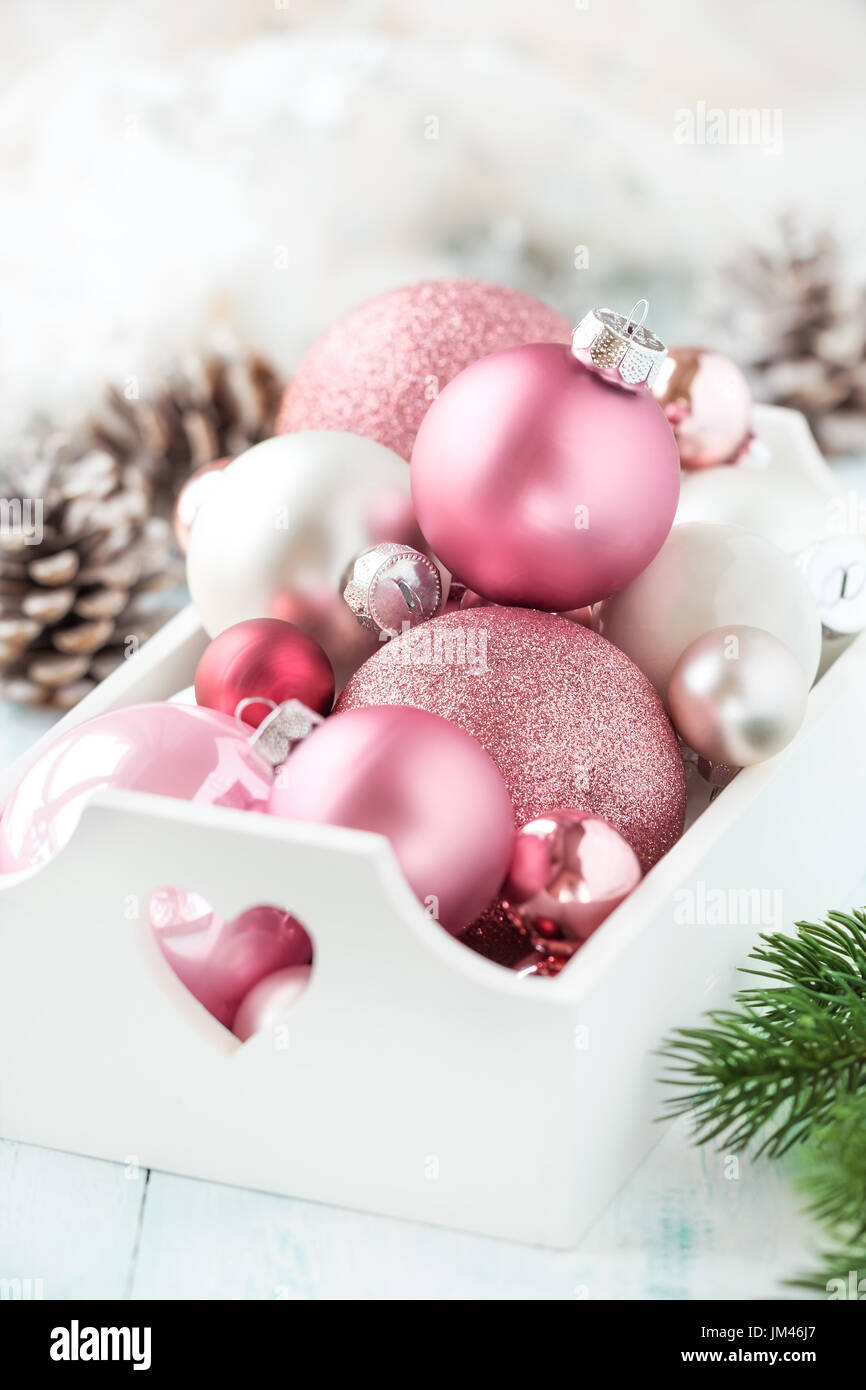 Rosa Weihnachtskugeln in einer weißen Chabby chic Schale mit  Weihnachtsschmuck im Hintergrund Stockfotografie - Alamy