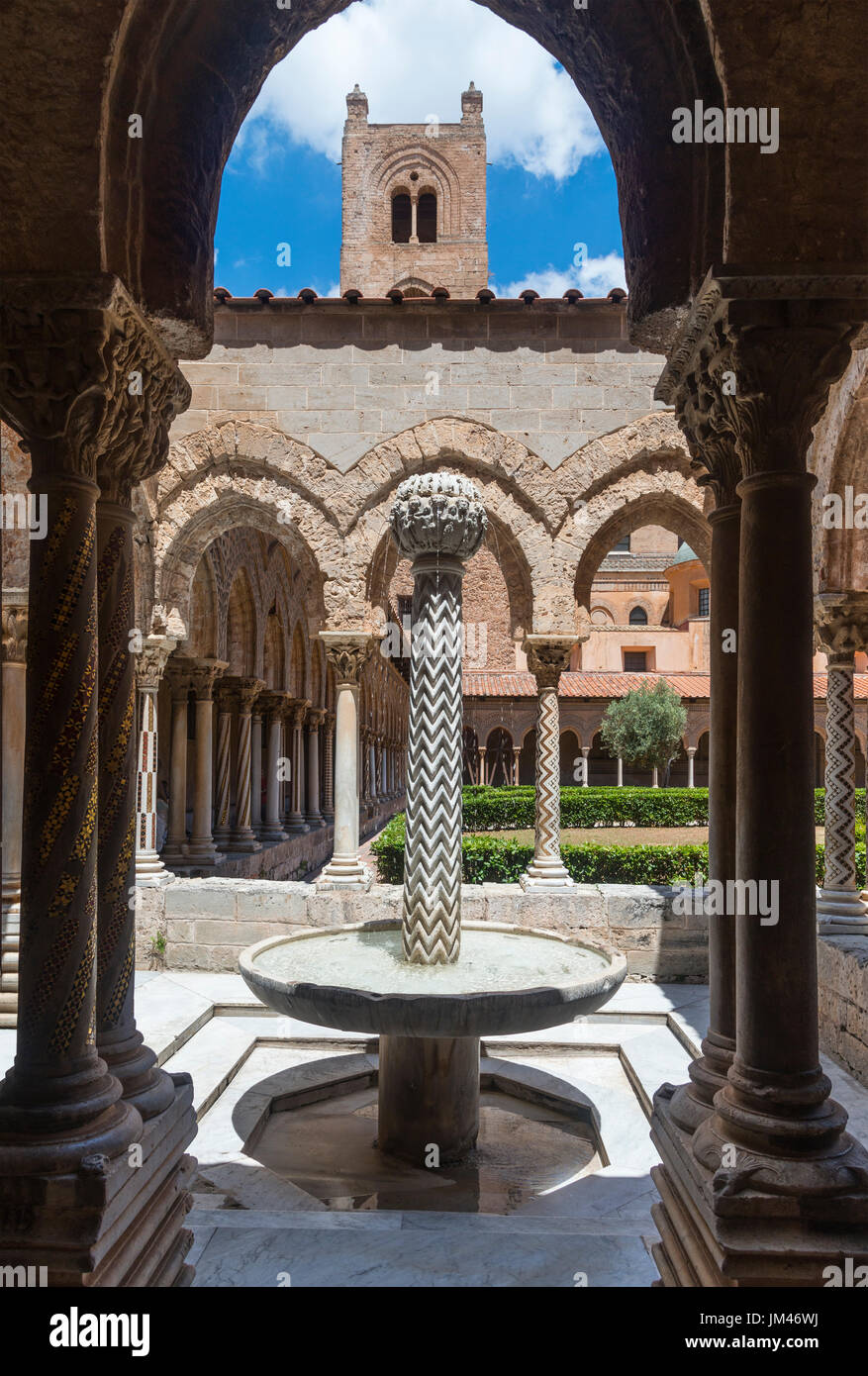 Dekorierte Säulen und Brunnen in der Chiostro dei Benedettini, Klöster, in der Kathedrale in Monreale in der Nähe von Palermo, Sizilien, Italien. Stockfoto