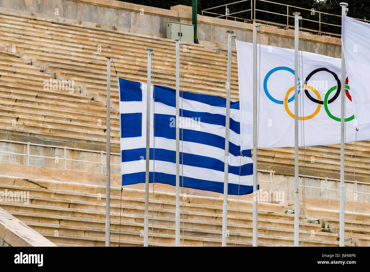 Griechische Flagge und Olympische Flagge Weben am Panathenaischen Stadion, Athen, Attika, Griechenland Stockfoto
