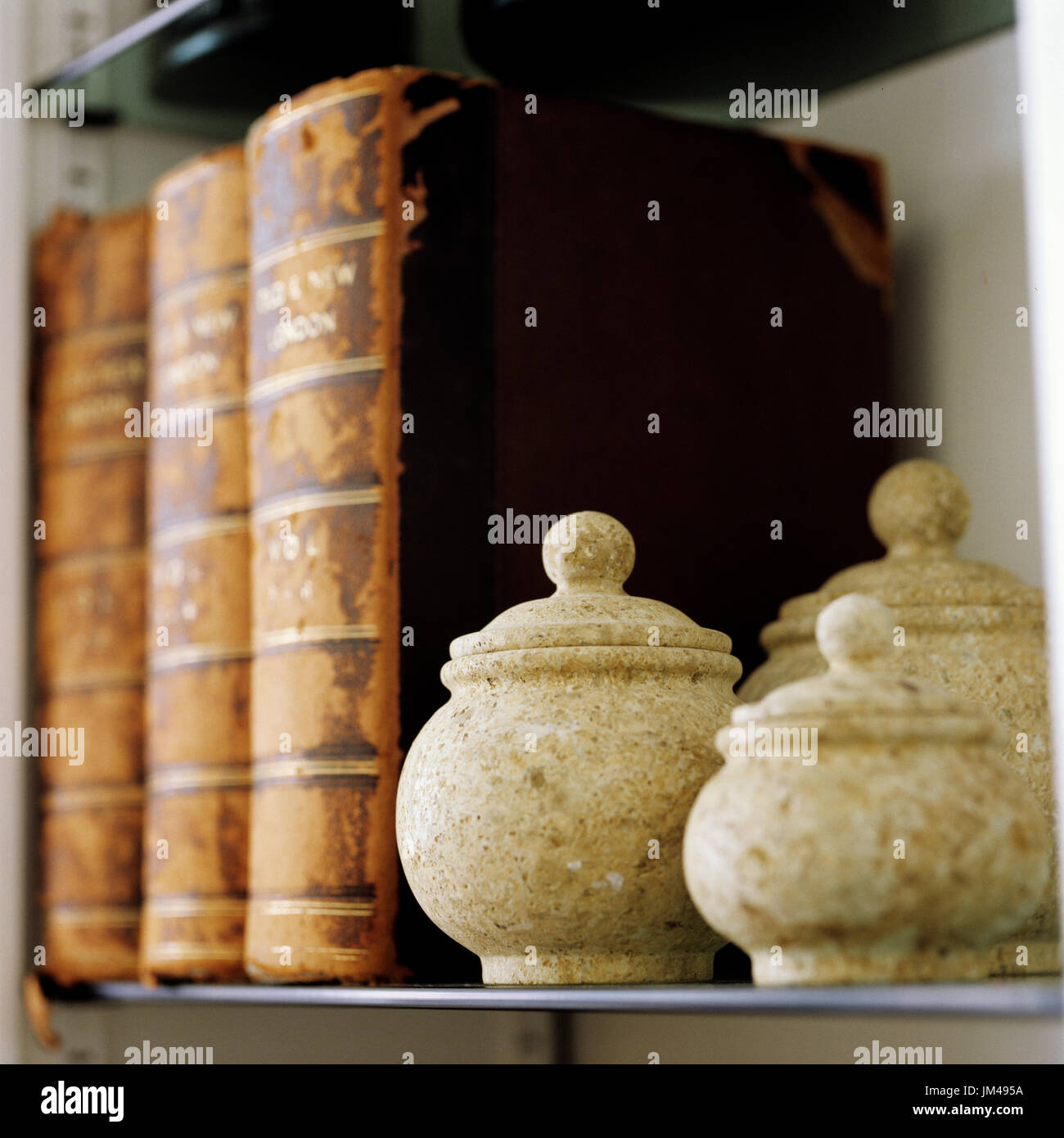 Antike Schalen und Bücher Stockfoto