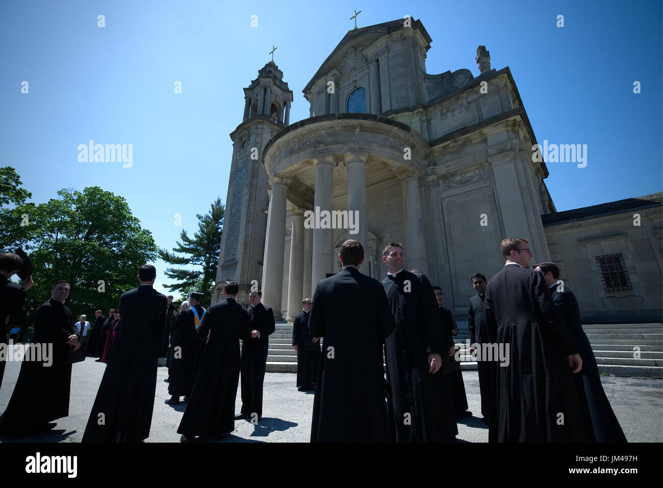 Absolventinnen und Absolventen stehen vor St. Martin von Tours Kapelle auf dem Campus der St. Charles Borromeo Seminar, etwas außerhalb von Philadelphia, Pennsylvania. Stockfoto