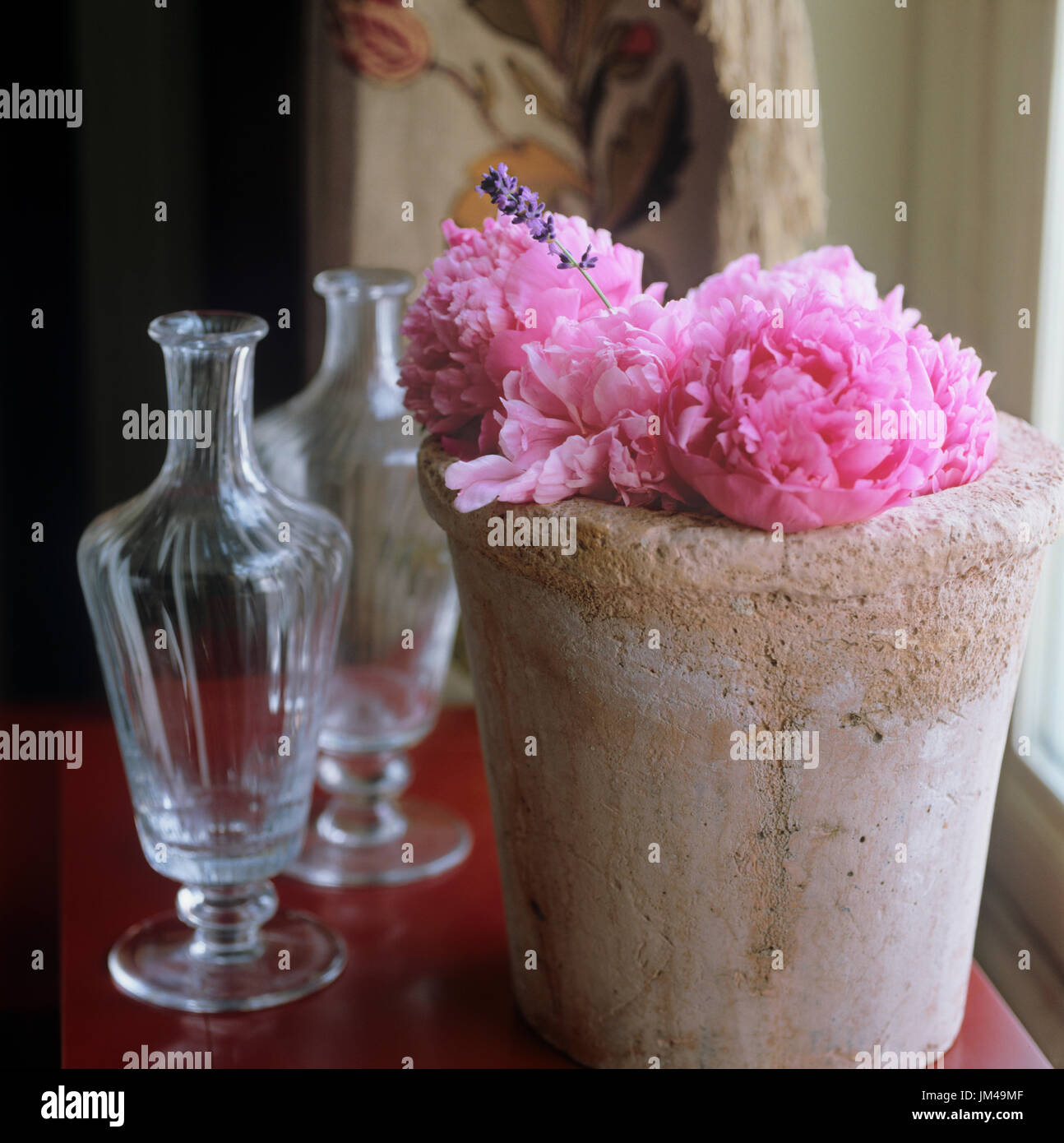 Rosa Pfingstrosen in einer steinernen vase Stockfoto