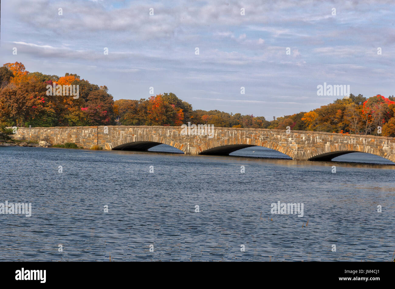 Pear Tree Point Bridge Darien CT, Herbstfarben Stockfoto