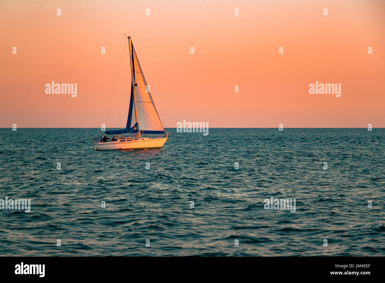 Segeln der Pacific Blue, Sonnenuntergang mit ruhigem Wasser, Dana Point, Kalifornien Stockfoto