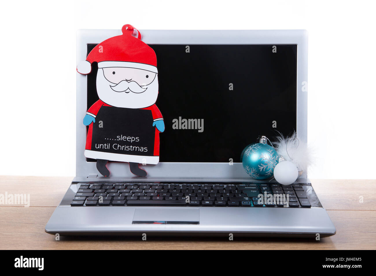 Offenen Laptop mit Boule-Kugeln und Santa Holzfigur Stockfoto