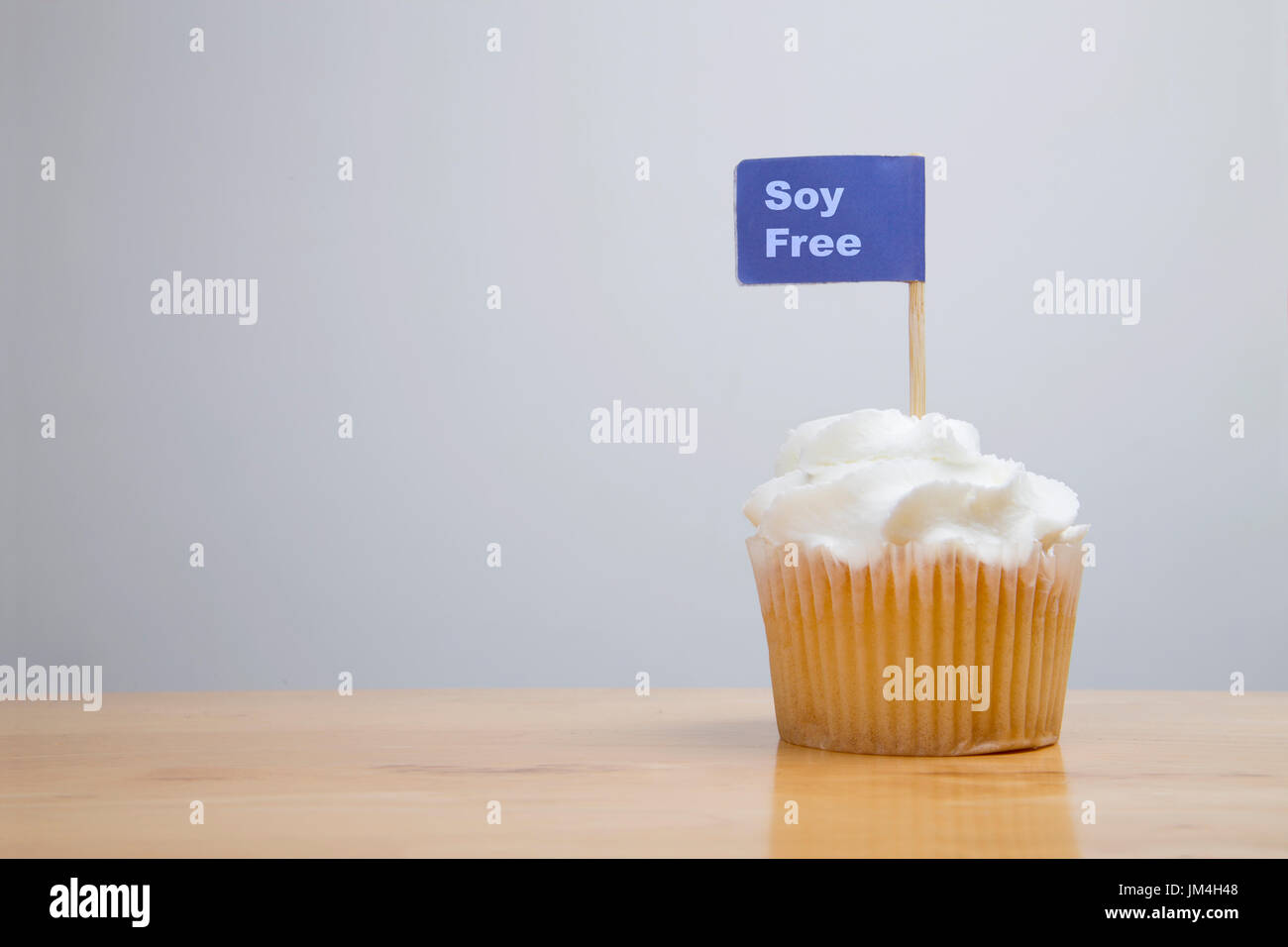 Vereist Fee Kuchen auf Holztisch mit freien Soja Allergie Beratung Flagge Stockfoto