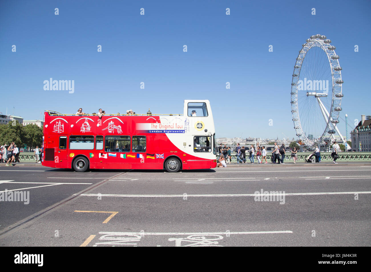 LONDON, UK - 12. AUGUST 2016. Sightseeing-Bus fährt über Westminster Bridge mit London Eye im Hintergrund Stockfoto