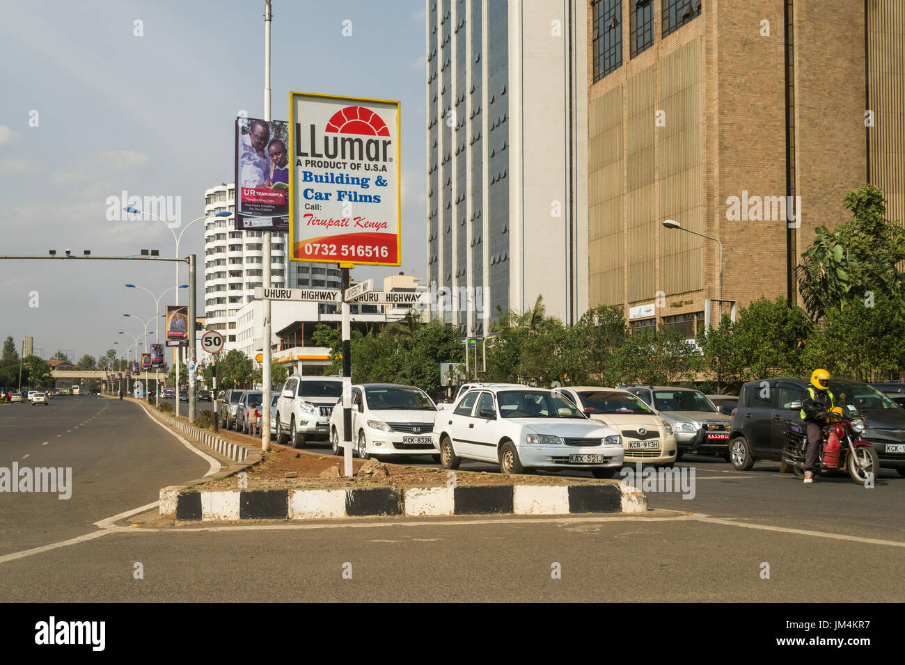 Fahrzeuge und Fahrer warten in Verkehr auf Universität Weise, Nairobi, Kenia Stockfoto