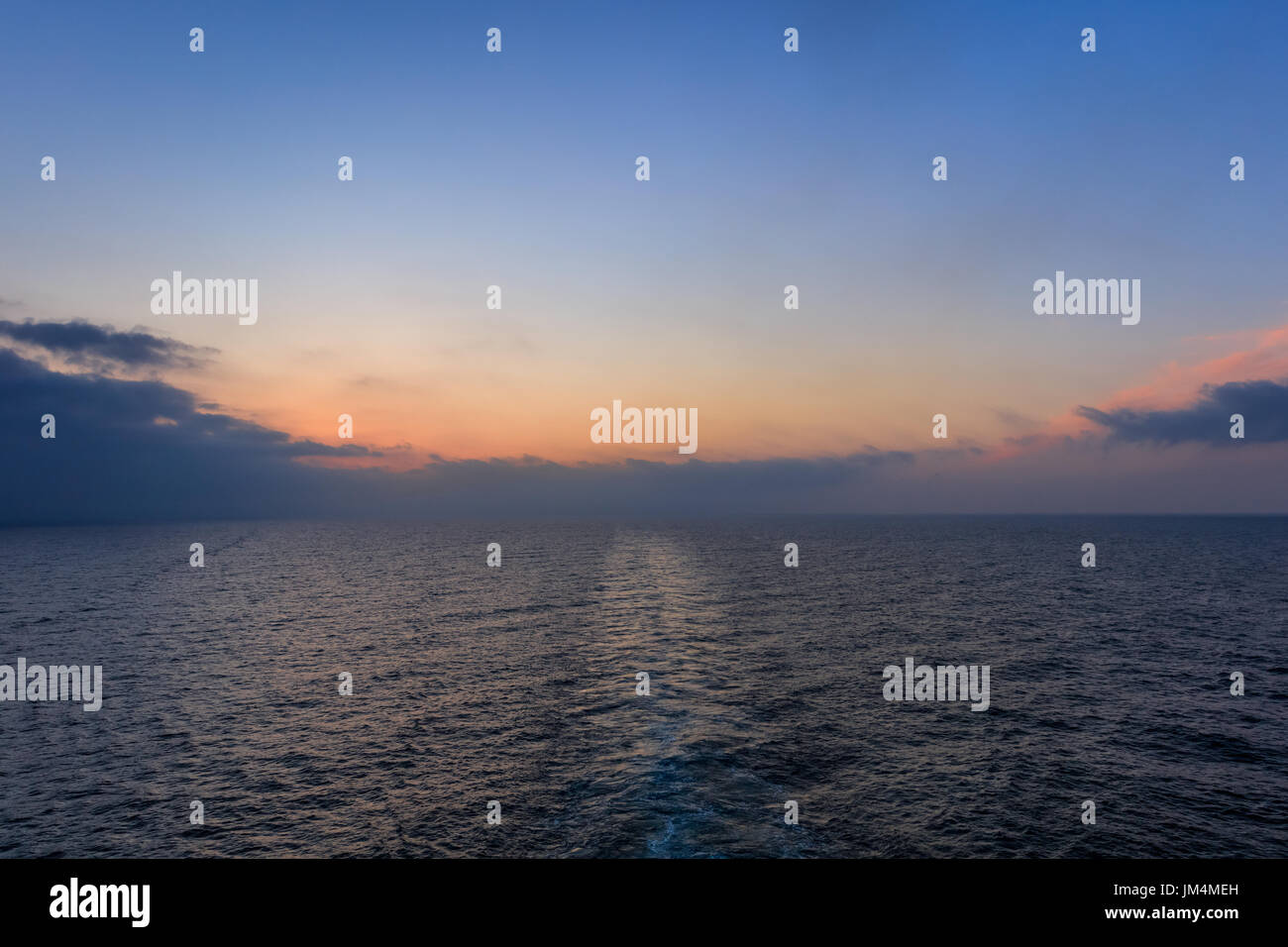 vor Sonnenaufgang am Meer. Das Tyrrhenische Meer, Italien Stockfoto