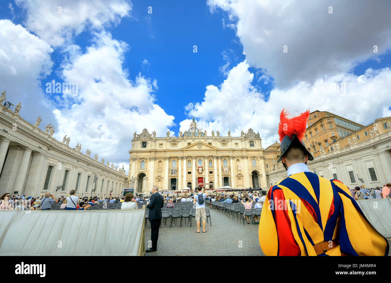 Viele Menschen feiern und Festtag von St. Peter und St. Paul in einer traditionellen feierlichen Zeremonie beteiligen. Vatikan, Rom, Italien Stockfoto