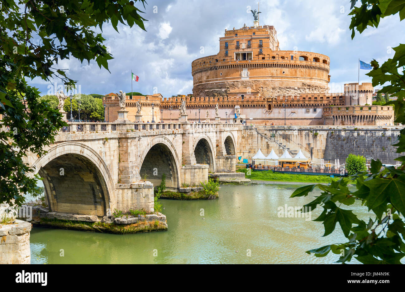 Blick auf Sant Angelo Festung und Brücke über den Fluss Tiber in Rom. Italien Stockfoto