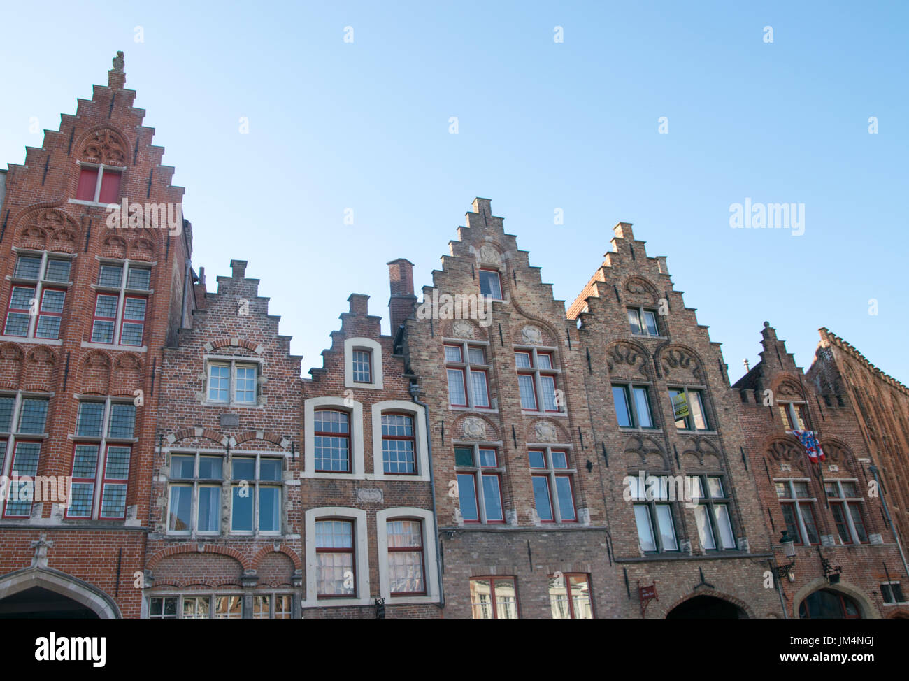 Traditionelle mittelalterliche rotweiße Brickwall-Architektur von Brügge Stockfoto