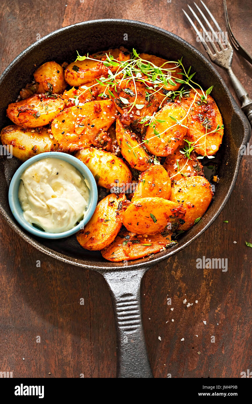 Smoky gewürzt neue Kartoffeln mit Knoblauch Aioli Mayonnaise-dip Stockfoto