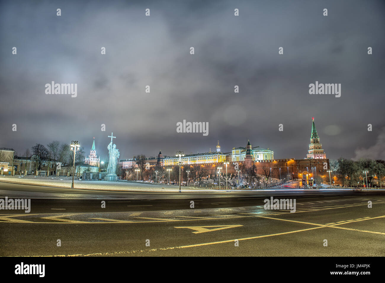 Denkmal von Wladimir. Moskauer Kreml in Winternacht. Russland Stockfoto