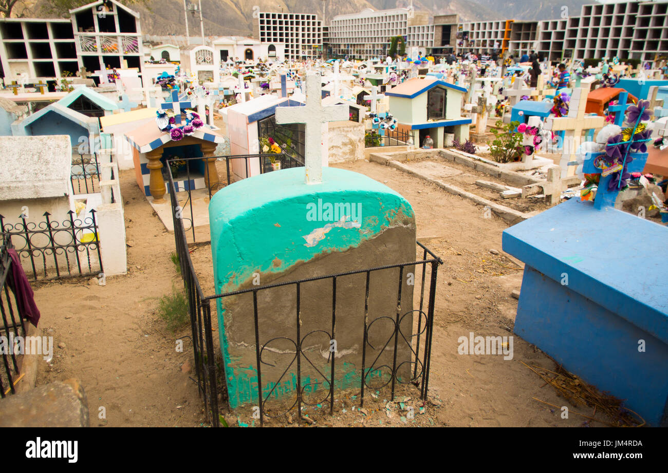 QUITO, ECUADOR - 23. Mai 2017: Ansicht des Friedhofs San Antonio de Pichincha, zeigen typische katholische Gräber mit großen Grabsteinen Stockfoto QUITO, ECUADOR - 23. Mai 2017: Ansicht des Friedhofs San Antonio de Pichincha, zeigen typische katholische Gräber mit großen Grabsteinen Stockfoto