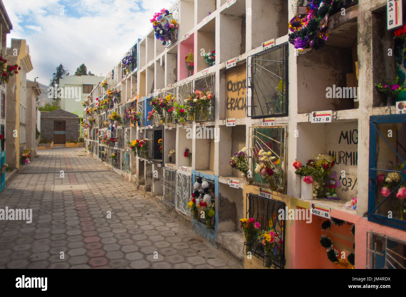 QUITO, Ecuador - 23. MAI 2017: Blick auf Friedhof San Antonio de Pichincha, mit typischen katholische Gräber mit einer Beerdigung Gewölbe Stockfoto QUITO, Ecuador - 23. MAI 2017: Blick auf Friedhof San Antonio de Pichincha, mit typischen katholische Gräber mit einer Beerdigung Gewölbe Stockfoto