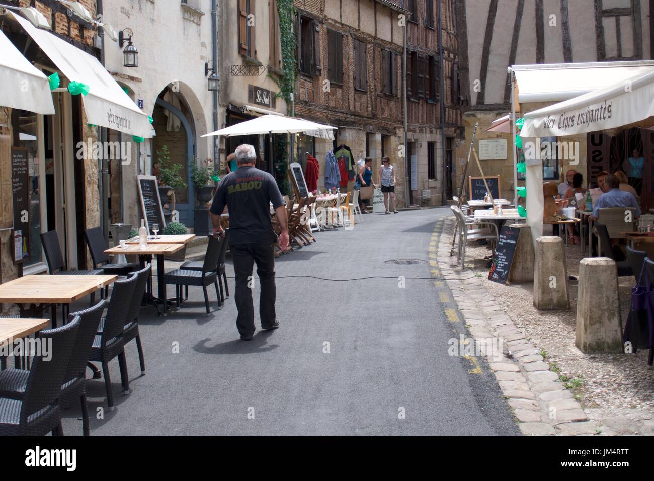 Touristen in Outdoor-Restaurants in traditionellen Straße, Bergerac, Dordogne, Frankreich Stockfoto