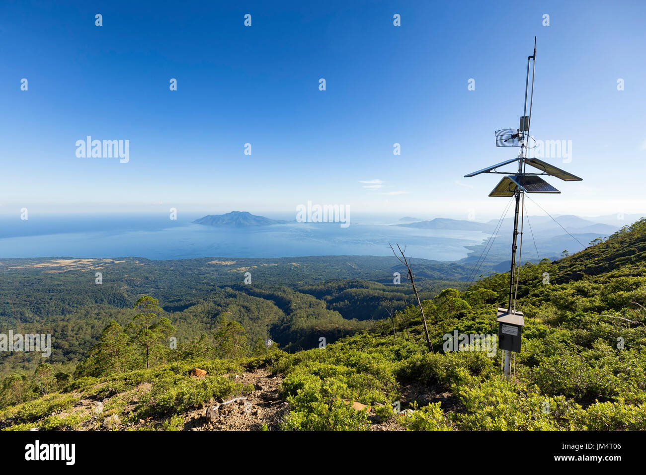 NANGATOBONG, Indonesien - Juni 10: Seismometer und Seimograph Ausrüstung auf der Seite des Mount Egon, ein aktiver Stratovulkan auf Ost-Nusa Tenggara, Indo Stockfoto