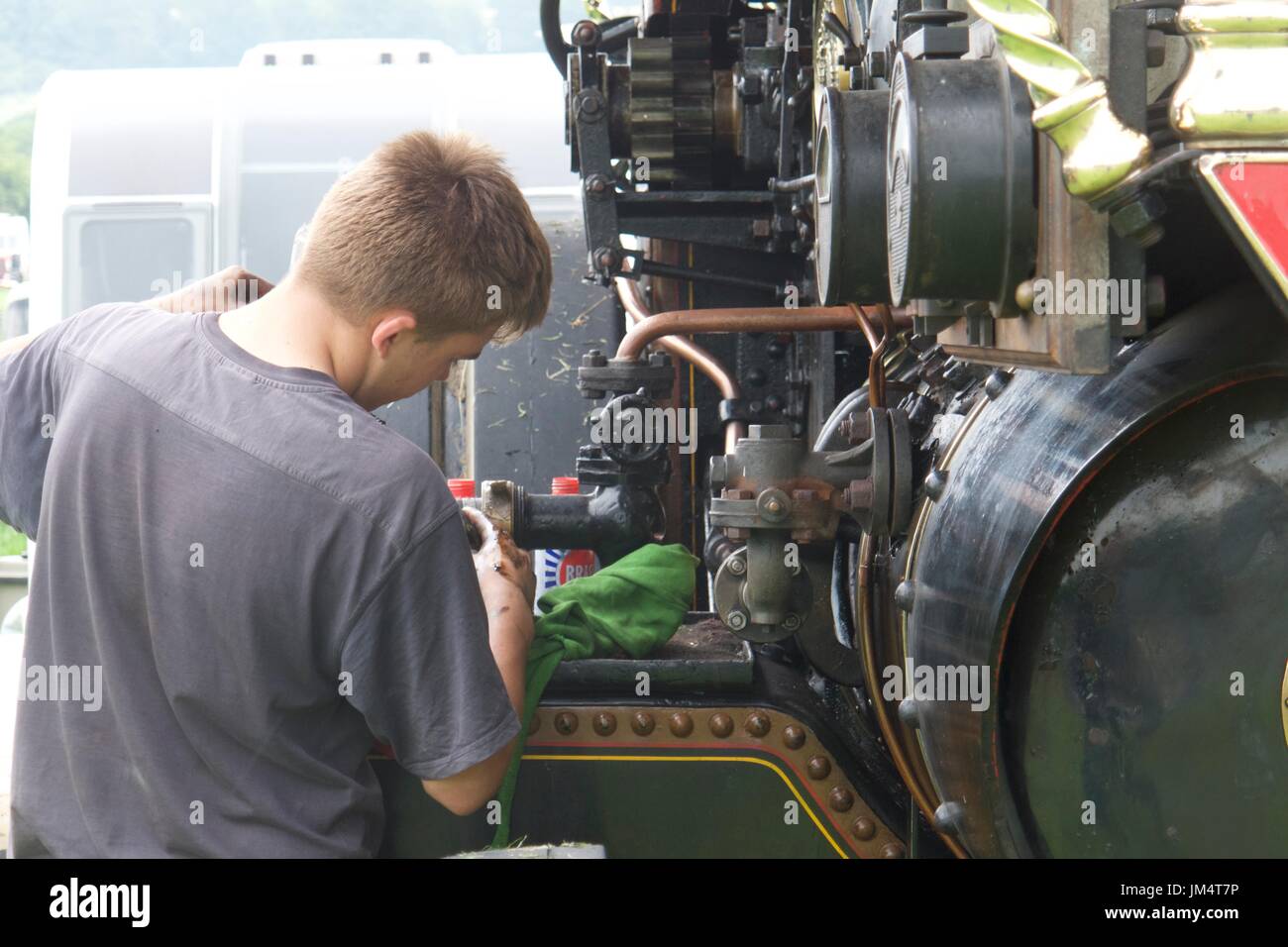 Mann, die Wartungsarbeiten auf Zugmaschine in Masham Steam Fair, Masham, North Yorkshire, UK Stockfoto