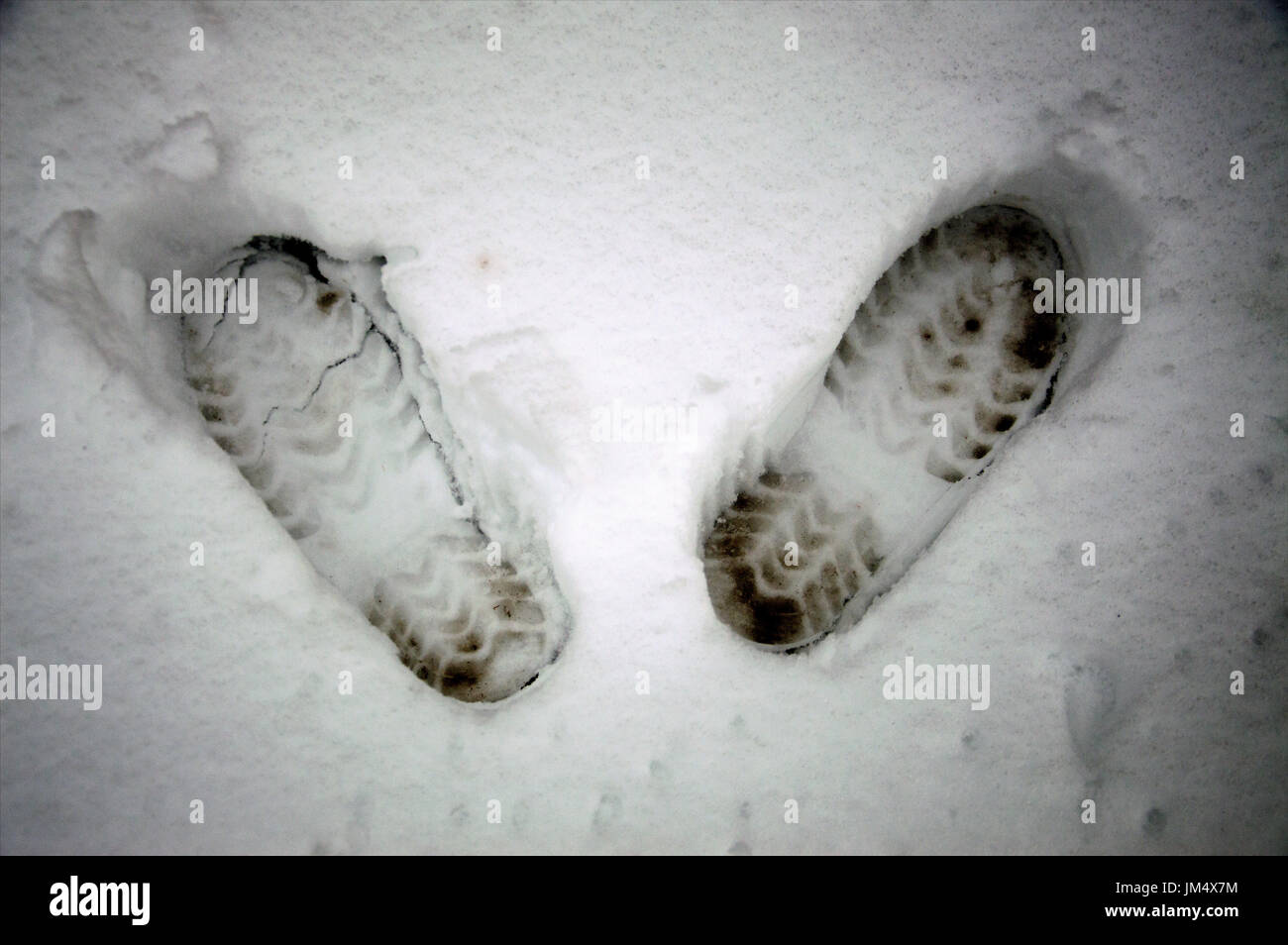 Einen einzigen Satz von Boot Fußspuren im Schnee. Stockfoto