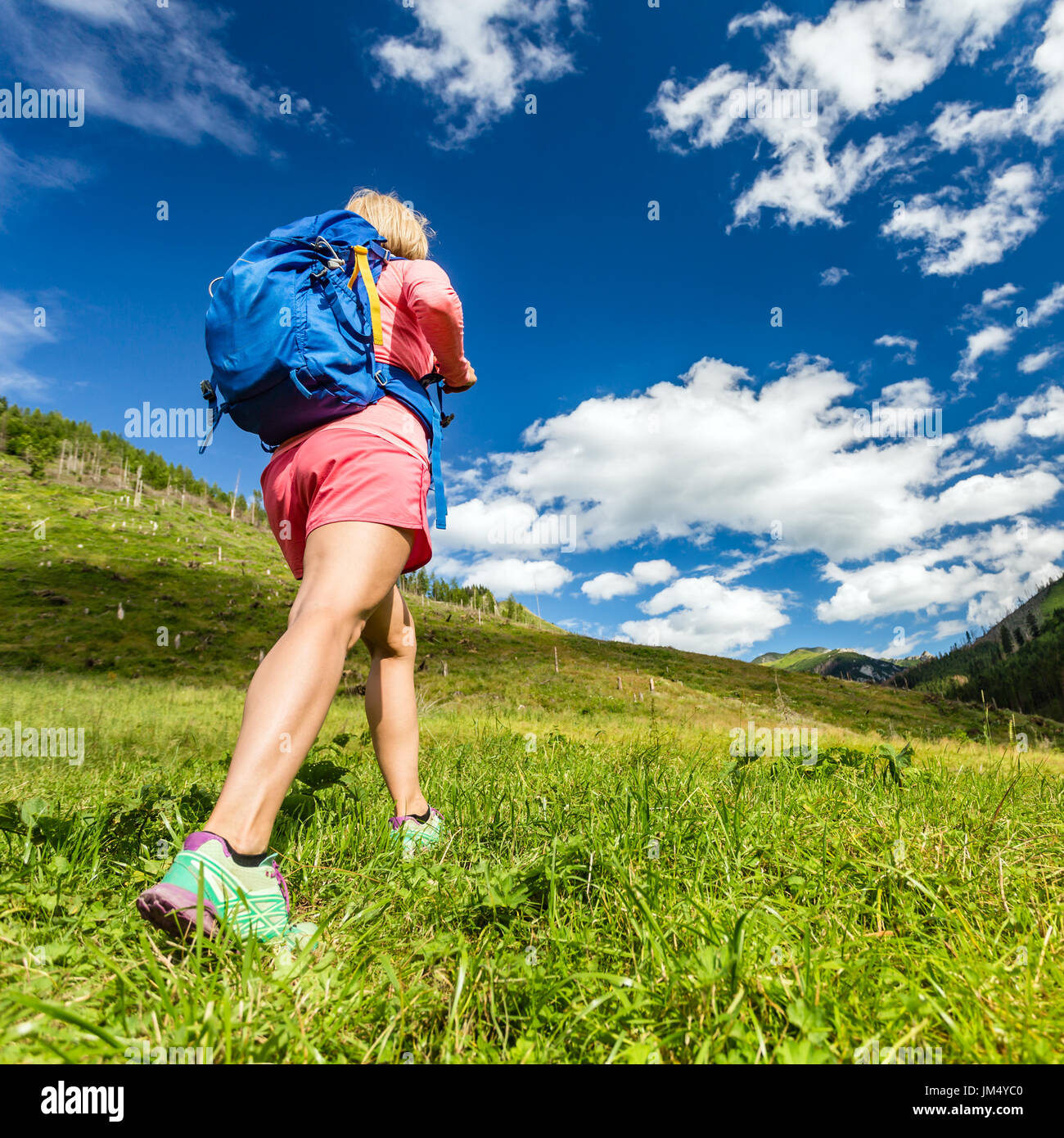 Frau, Wanderungen und Spaziergänge in den Bergen mit Rucksack. Reisen und trekking in der schönen Sommer Natur, Gesundheit und Fitness Konzept inspirieren. Stockfoto