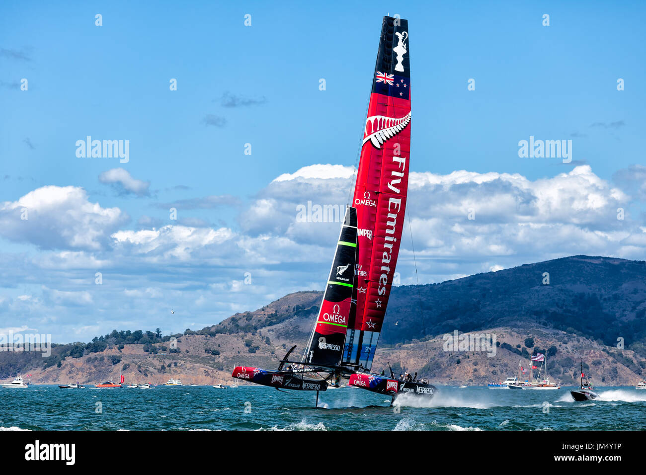 SAN FRANCISCO-SEPT 25: New Zealand Folien mit beiden Rümpfe aus dem Wasser wetteifern um den Titel zum Americas Cup im letzten Rennen mit Oracle Team USA Stockfoto