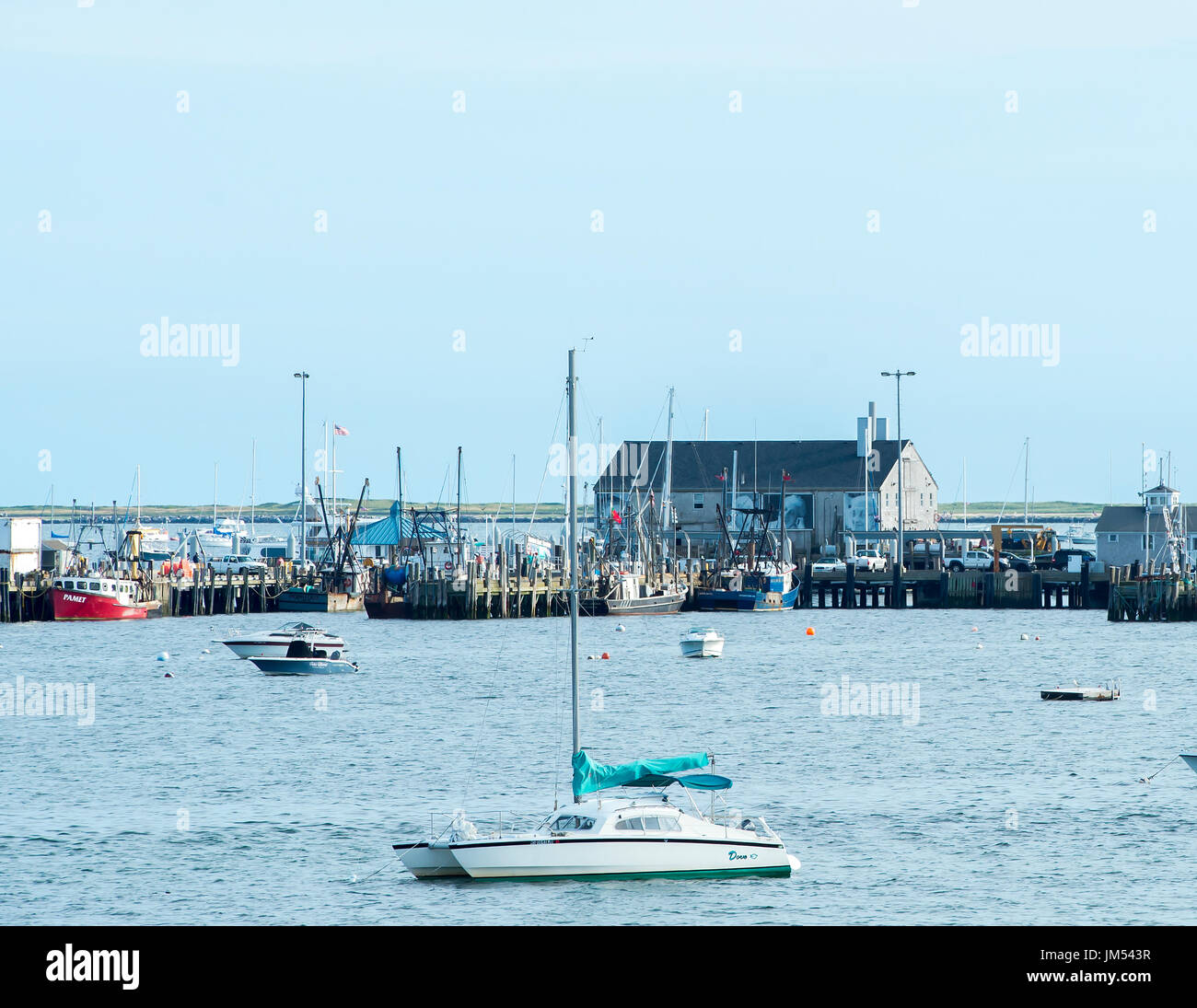 Den berühmten historischen Fisherman's Wharf Gebäude mit der Portugiesischen Frauen Porträts Seite von Gebäude in Schwarz und Weiß. Segelboot im Vordergrund. Provincetown Stockfoto