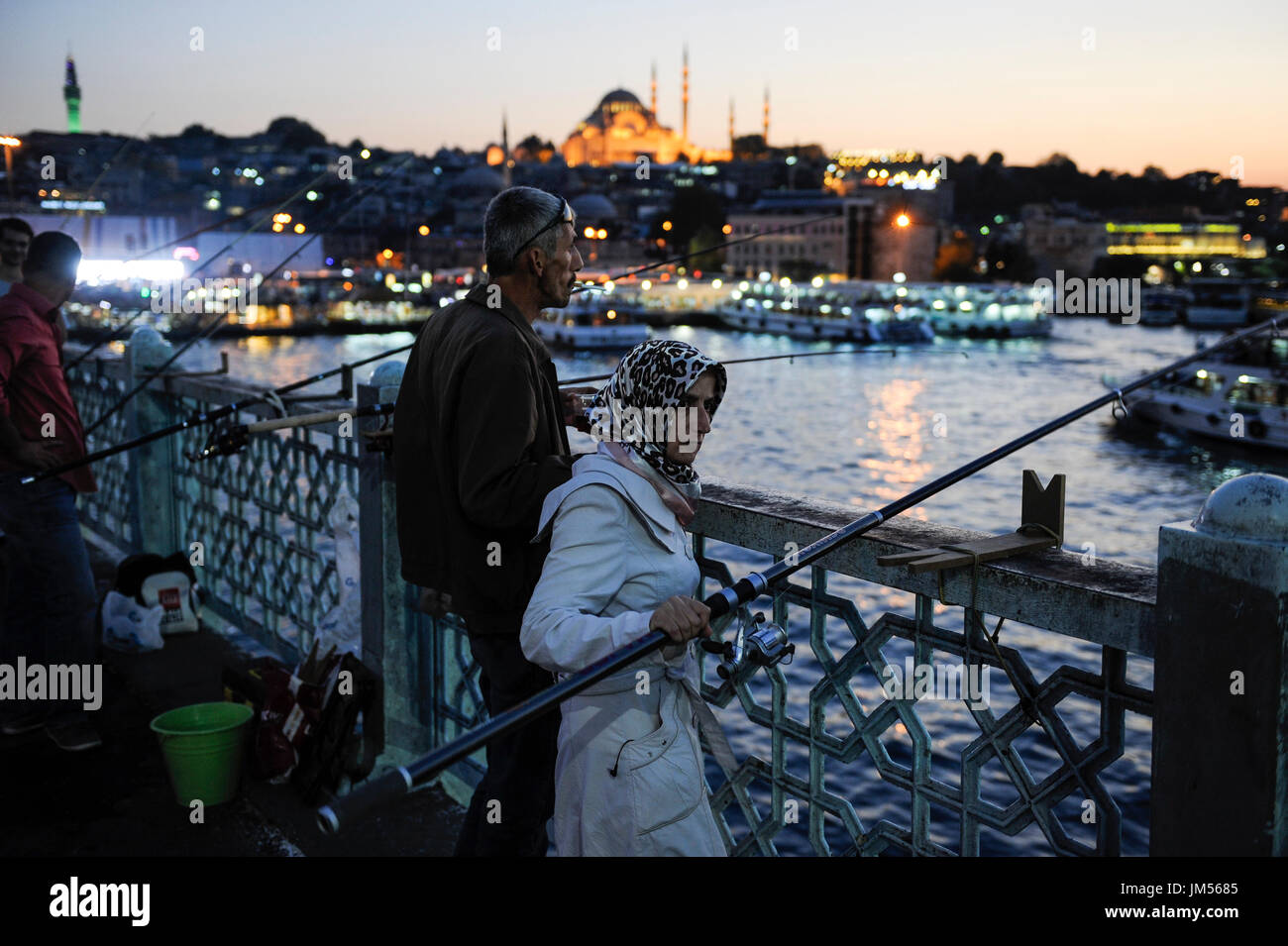 Türkei Istanbul, Golden Horn, Frau mit Kopftuch Fischen am Galata-Brücke / TUERKEI Istanbul, Frau Mit Kopftuch Frage der Galata Bruecke Stockfoto
