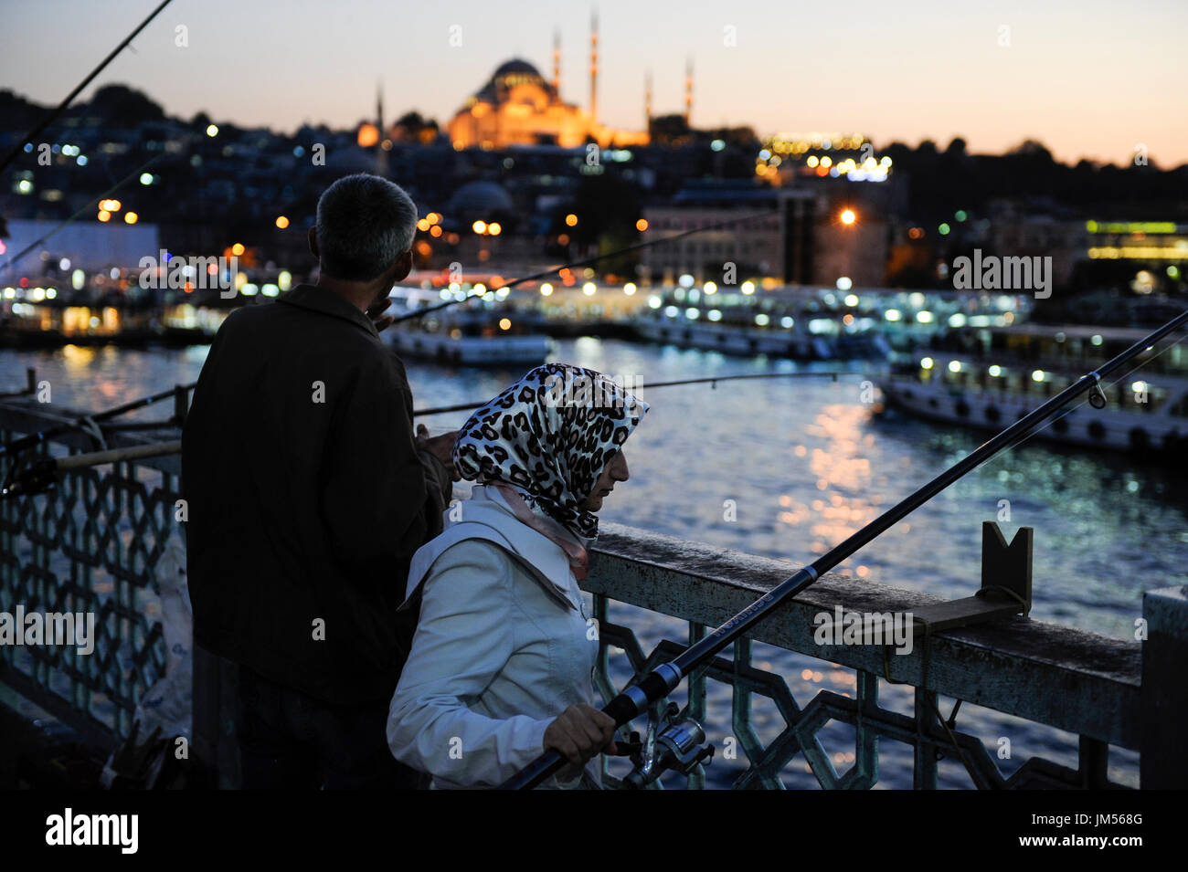 Türkei Istanbul, Golden Horn, Frau mit Kopftuch Fischen am Galata-Brücke / TUERKEI Istanbul, Frau Mit Kopftuch Frage der Galata Bruecke Stockfoto