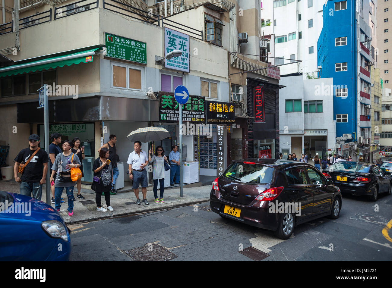 HONG KONG - 22. Oktober 2016: Fußgänger auf der Straße in Soho, Hong Kong Island. Stockfoto