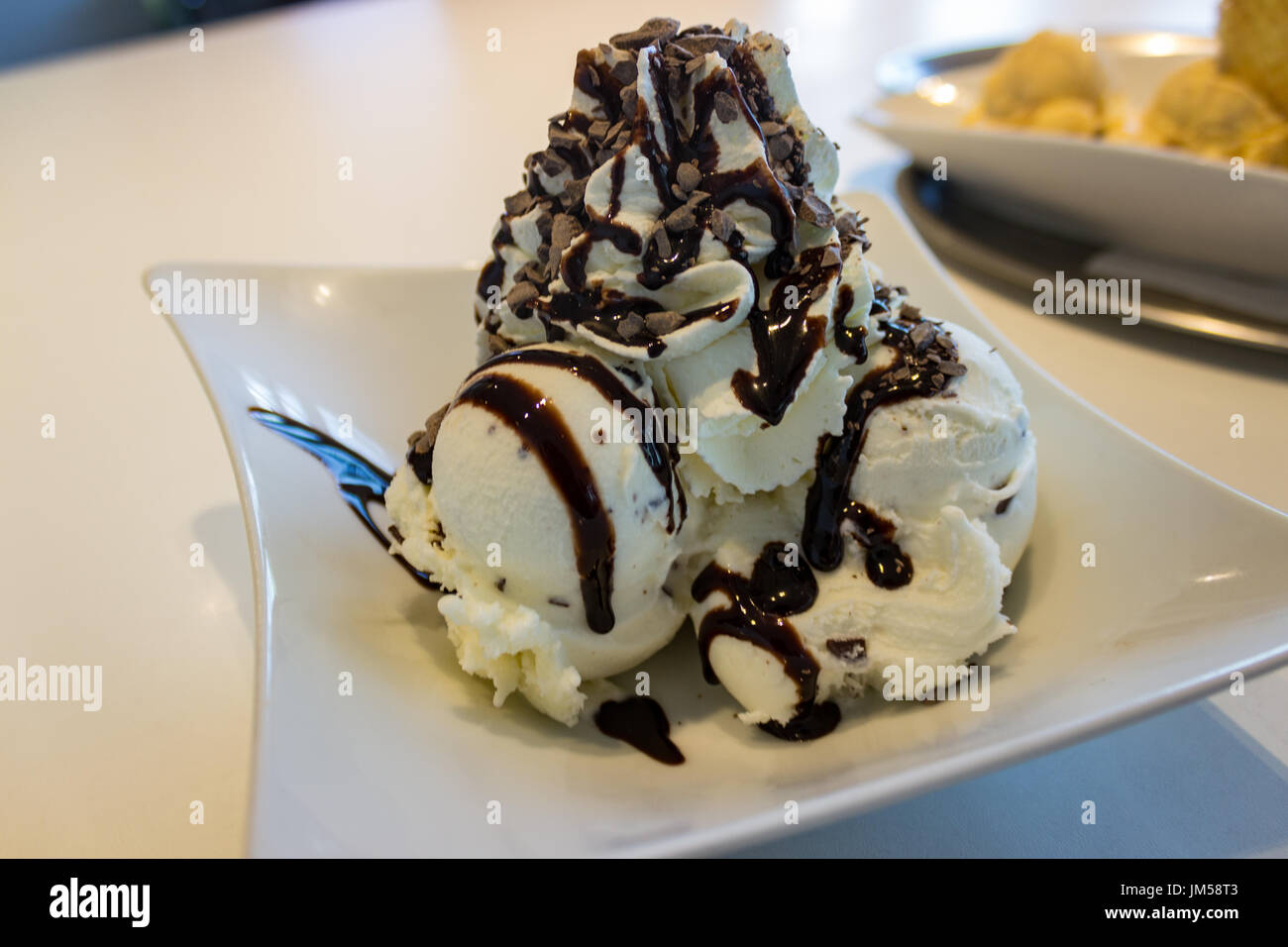 Gemischter Eisbecher mit Sahne Stockfoto