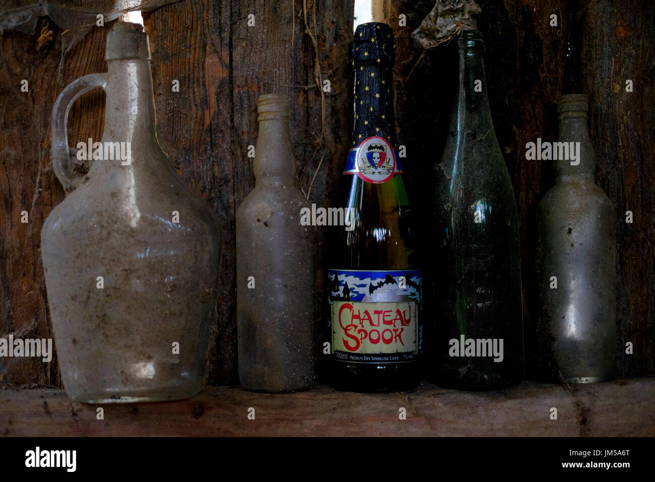 Dirty dusty Cobweb fallenden Flaschen inklusive einer Flasche Chateau spook Apfelwein in einer Scheune in Zala Ungarn Stockfoto