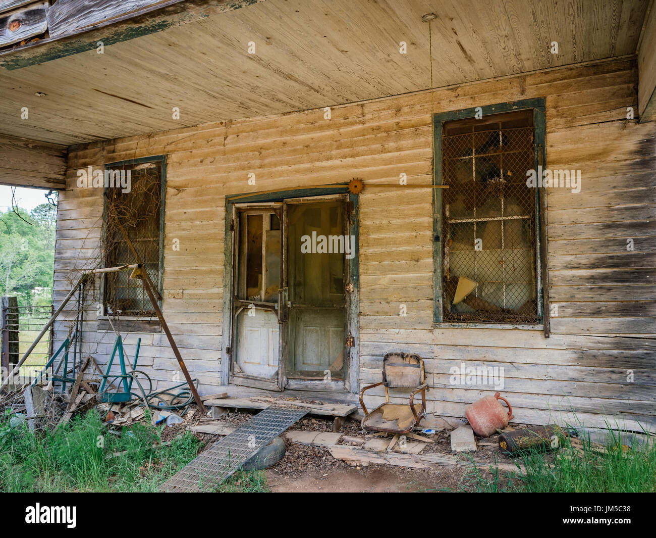 Vordereingang zu einem alten verlassenen Haus im ländlichen Alabama, das das Armutsniveau in Teilen des Südens der USA zeigt. Stockfoto