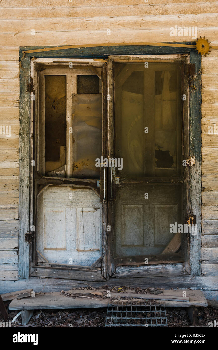 Vordereingang zu einem alten verlassenen Haus im ländlichen Alabama, das das Armutsniveau in Teilen des Südens der USA zeigt. Stockfoto
