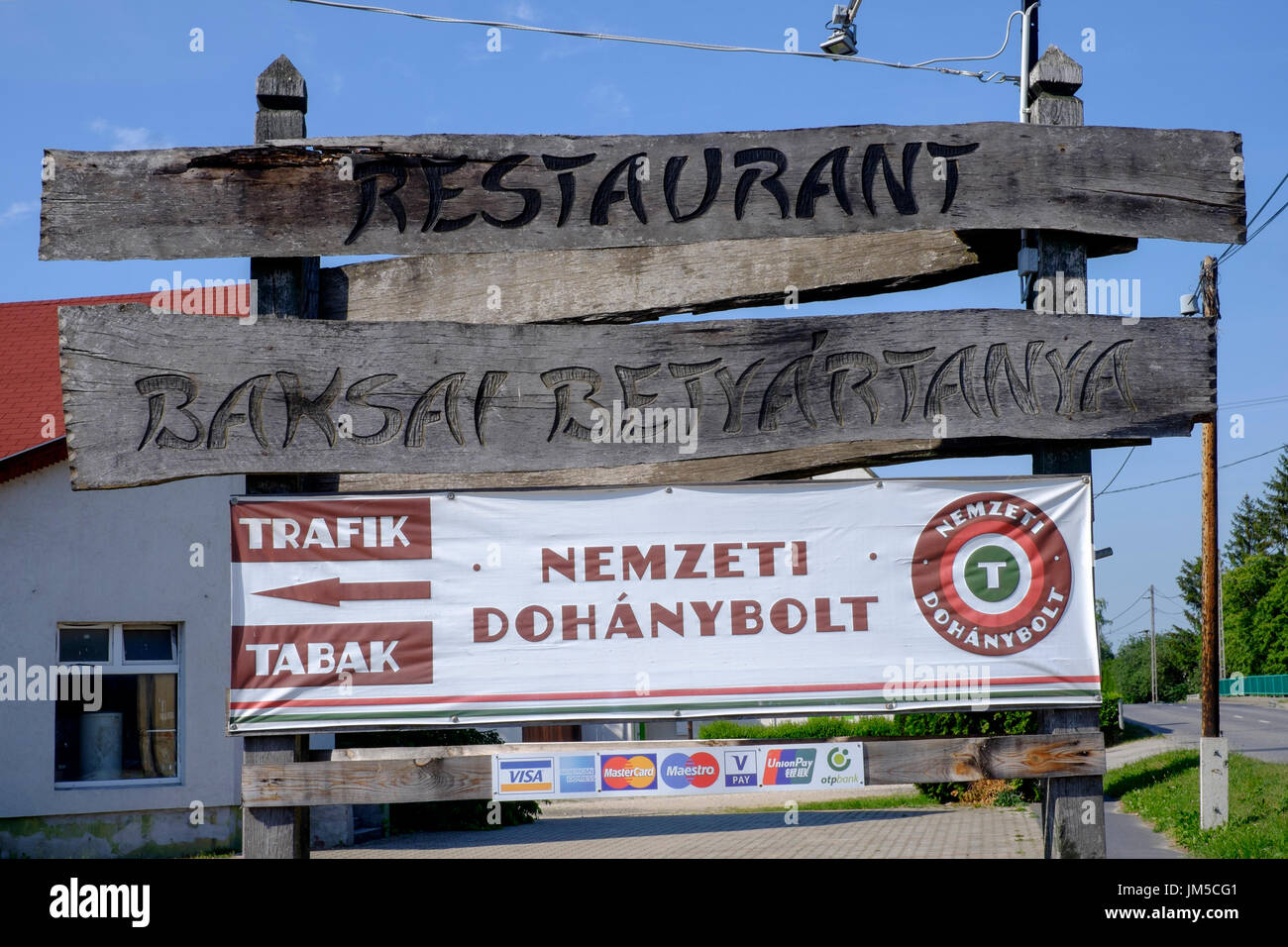 Zeichen außerhalb eines Restaurants, die eine Regierung Tabak Shop in Ungarn zugelassen Stockfoto